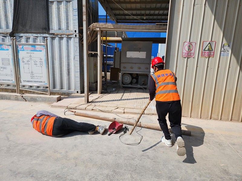 強(qiáng)化應(yīng)急處置 遇險(xiǎn)臨危不亂——新型材料公司組織開(kāi)展觸電傷害應(yīng)急演練